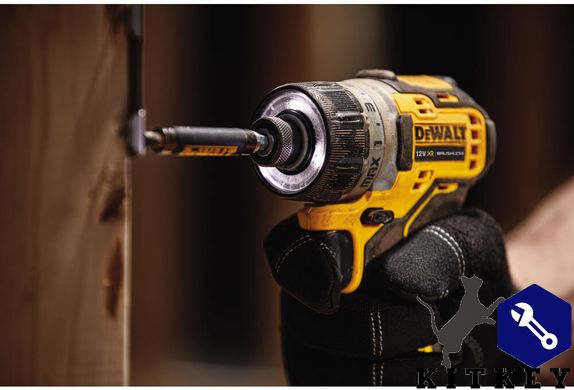 Шуруповерт аккумуляторный бесщеточный DeWALT DCF601D2