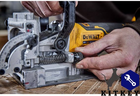 Фрезер акумуляторний безщітковий DeWALT DCW682NT