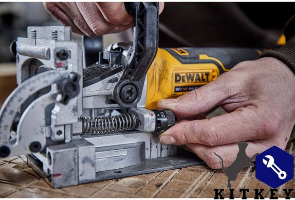 Фрезер акумуляторний безщітковий DeWALT DCW682P2