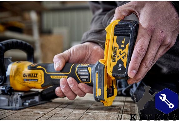 Фрезер акумуляторний безщітковий DeWALT DCW682P2