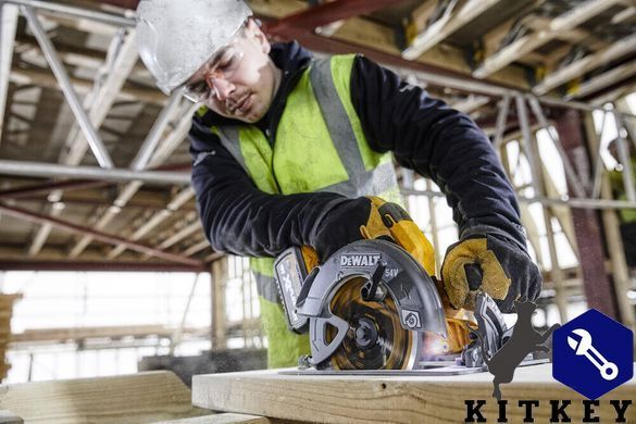 Пила дисковая аккумуляторная DeWALT DCS578NT