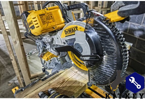 Пила торцовочная аккумуляторная бесщёточная DeWALT DCS727N