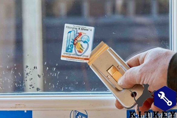 Скребок металлический для стекол и керамических плит с шириной лезвия 40 мм, в комплекте с 5-тью запасными лезвиями STANLEY 0-28-500