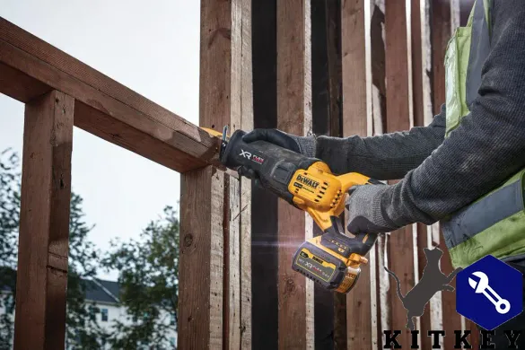 Пила шабельна акумуляторна DeWALT DCS386NT