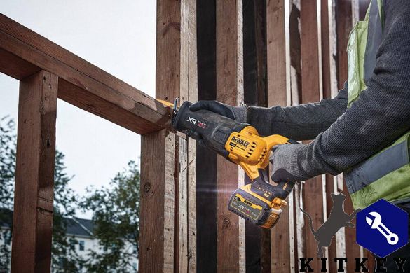 Пила шабельна акумуляторна DeWALT DCS386T1