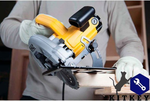 Пила дисковая сетевая DeWALT DWE560