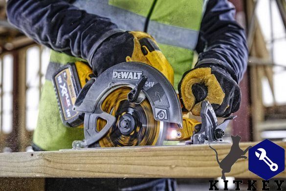 Пила дисковая аккумуляторная DeWALT DCS578X2