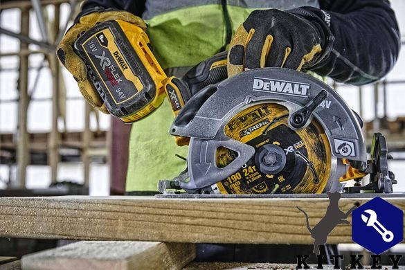 Пила дисковая аккумуляторная DeWALT DCS578X2