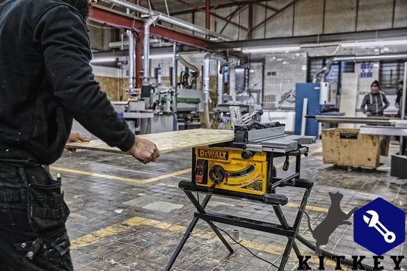 Пила настольная сетевая DeWALT DWE7492