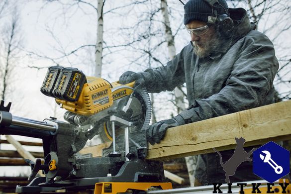 Пила торцовочная аккумуляторная DeWALT DHS780N