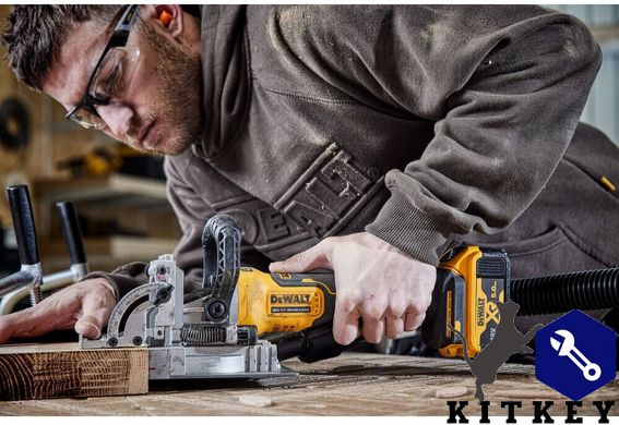 Фрезер аккумуляторный бесщёточный DeWALT DCW682N